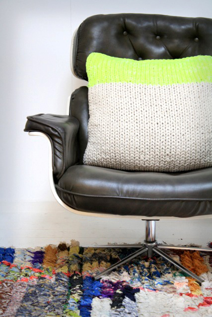 leren stoel met neon kussen