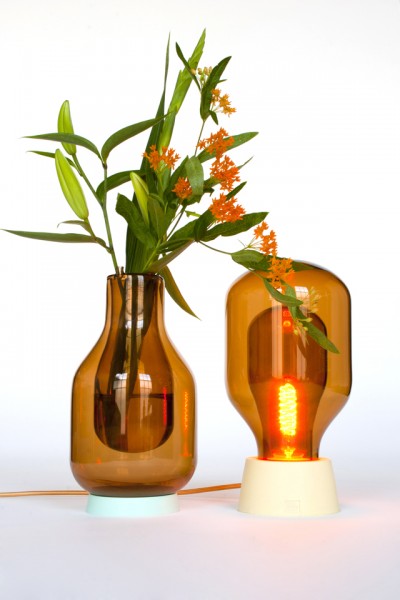 Glazen lamp en vaas in een