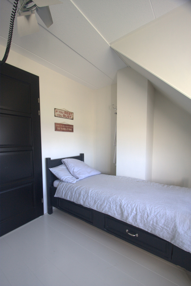 Bed in jongenskamer naambord