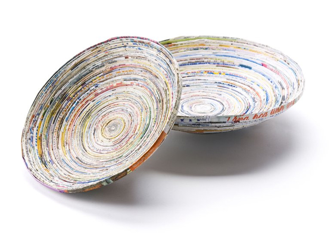 Twee Schalen van gerecyclede tijdschriften