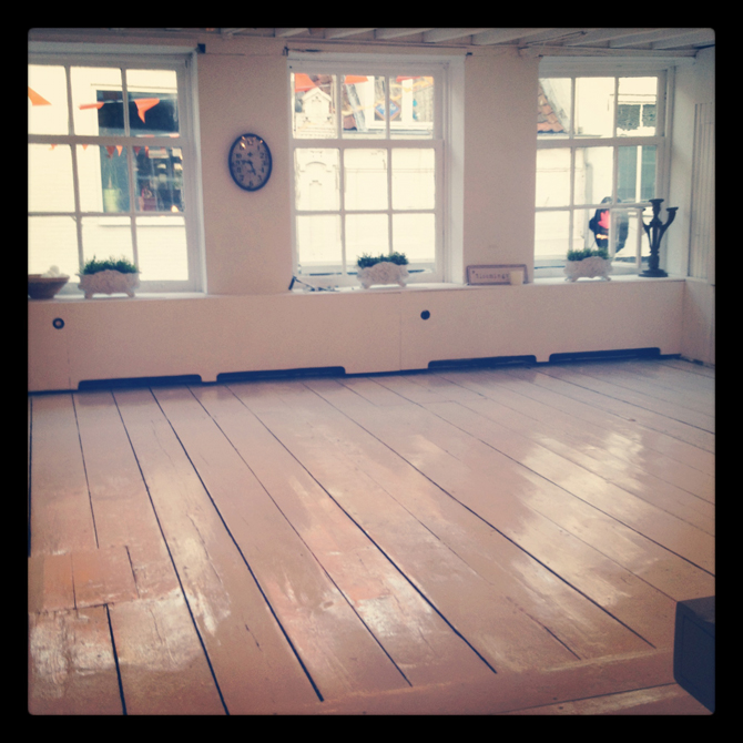 Showroom verbouwing witte vloer