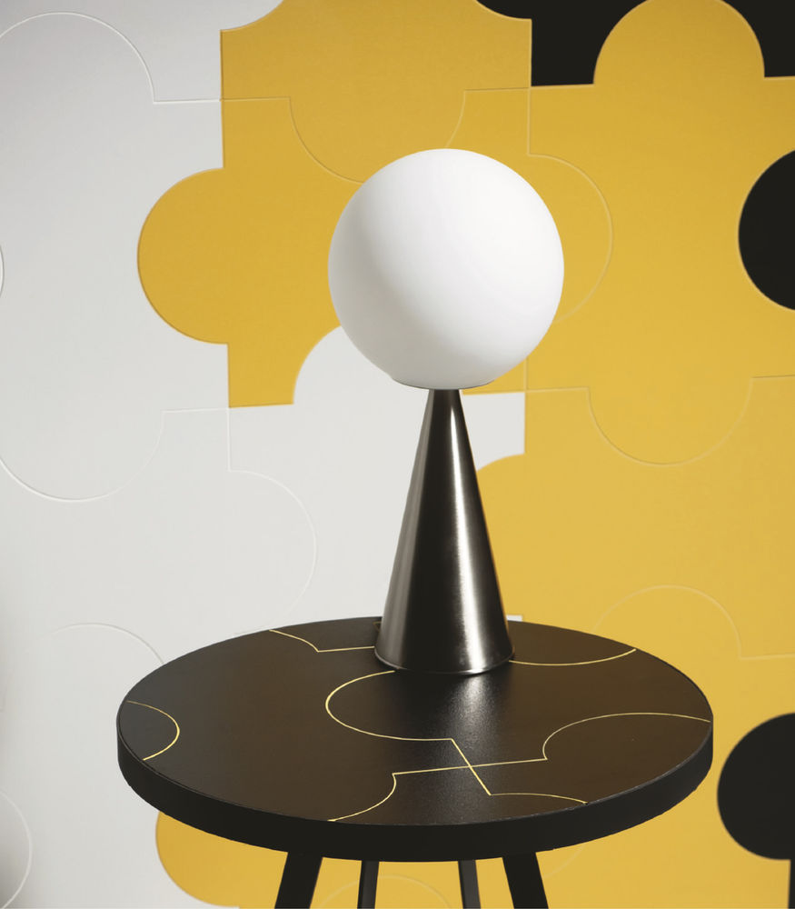 Tegel kunstwerk aan de muur met lamp