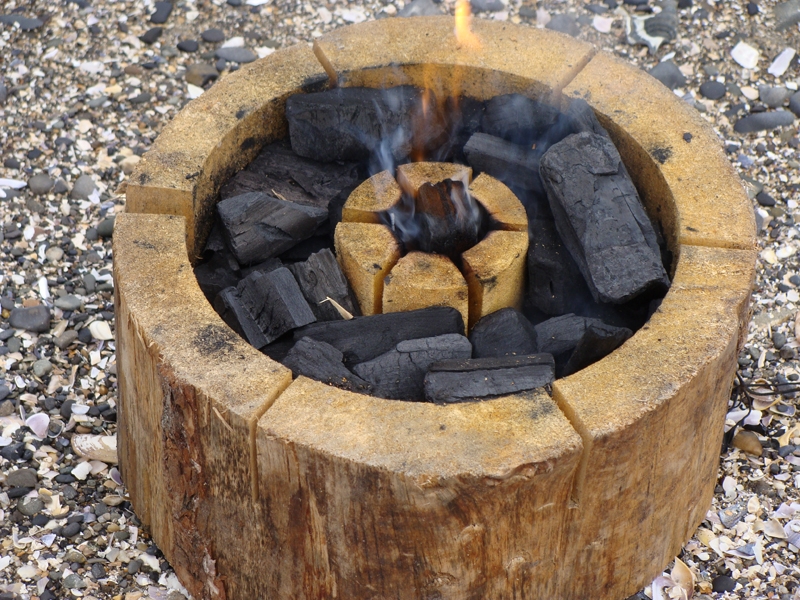 Een houten barbecue
