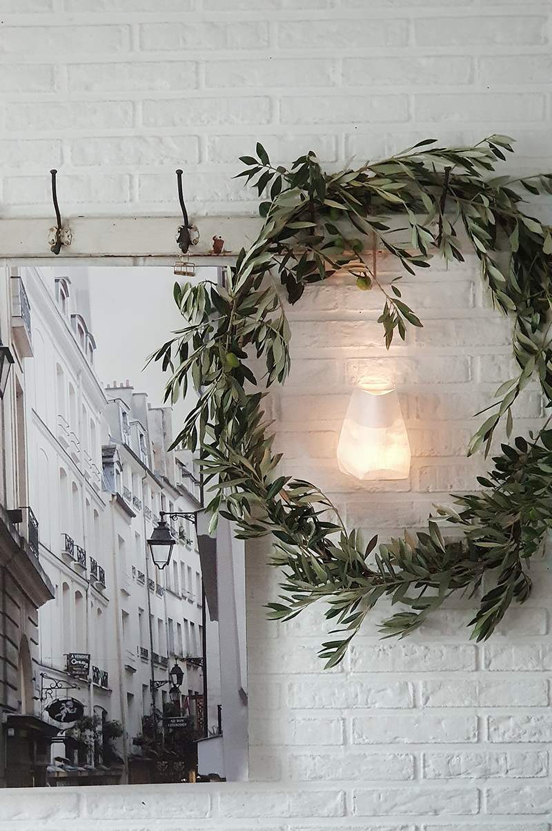 Gezelligheid in huis – krans van olijftakken en toffe nep kerstboom