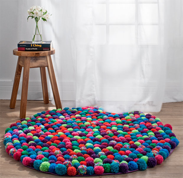 Vloerkleed van pompoms