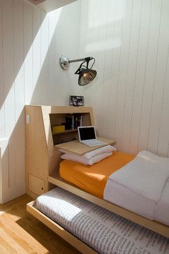 bed en bureau in een kleine ruimte