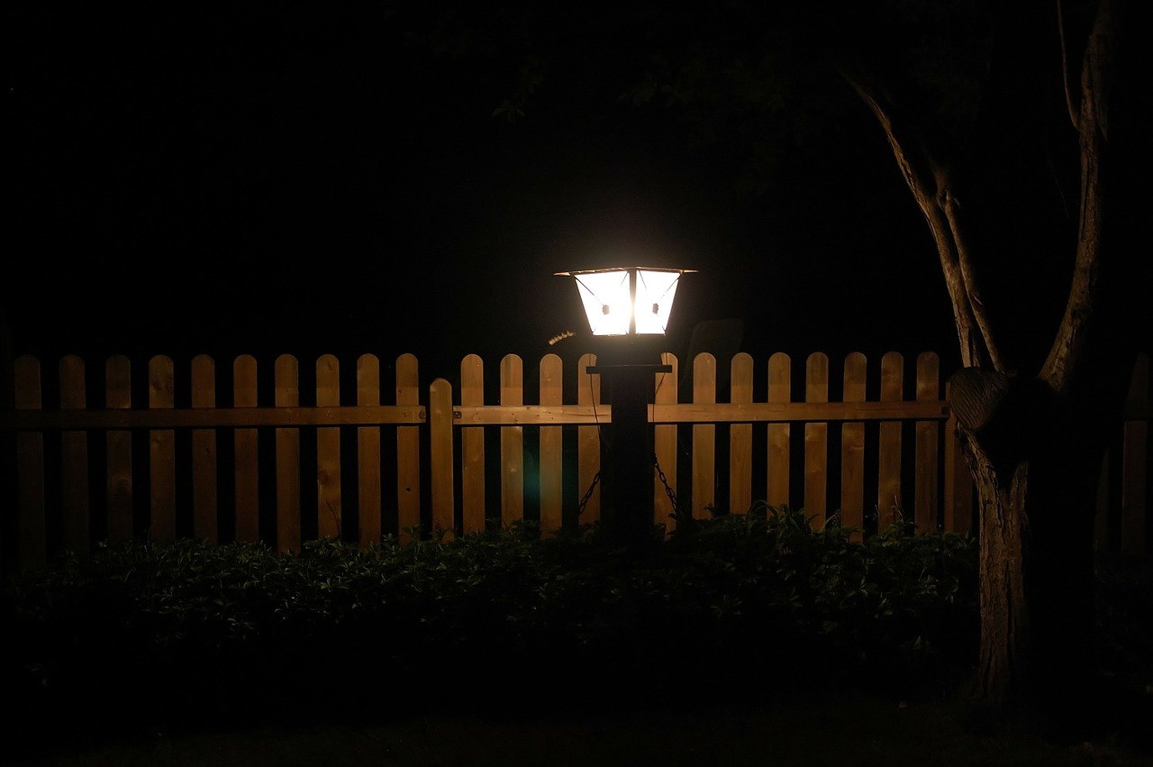 Goede verlichting voor je tuin? Sfeervol én veilig? Een led bouwlamp is het allemaal!